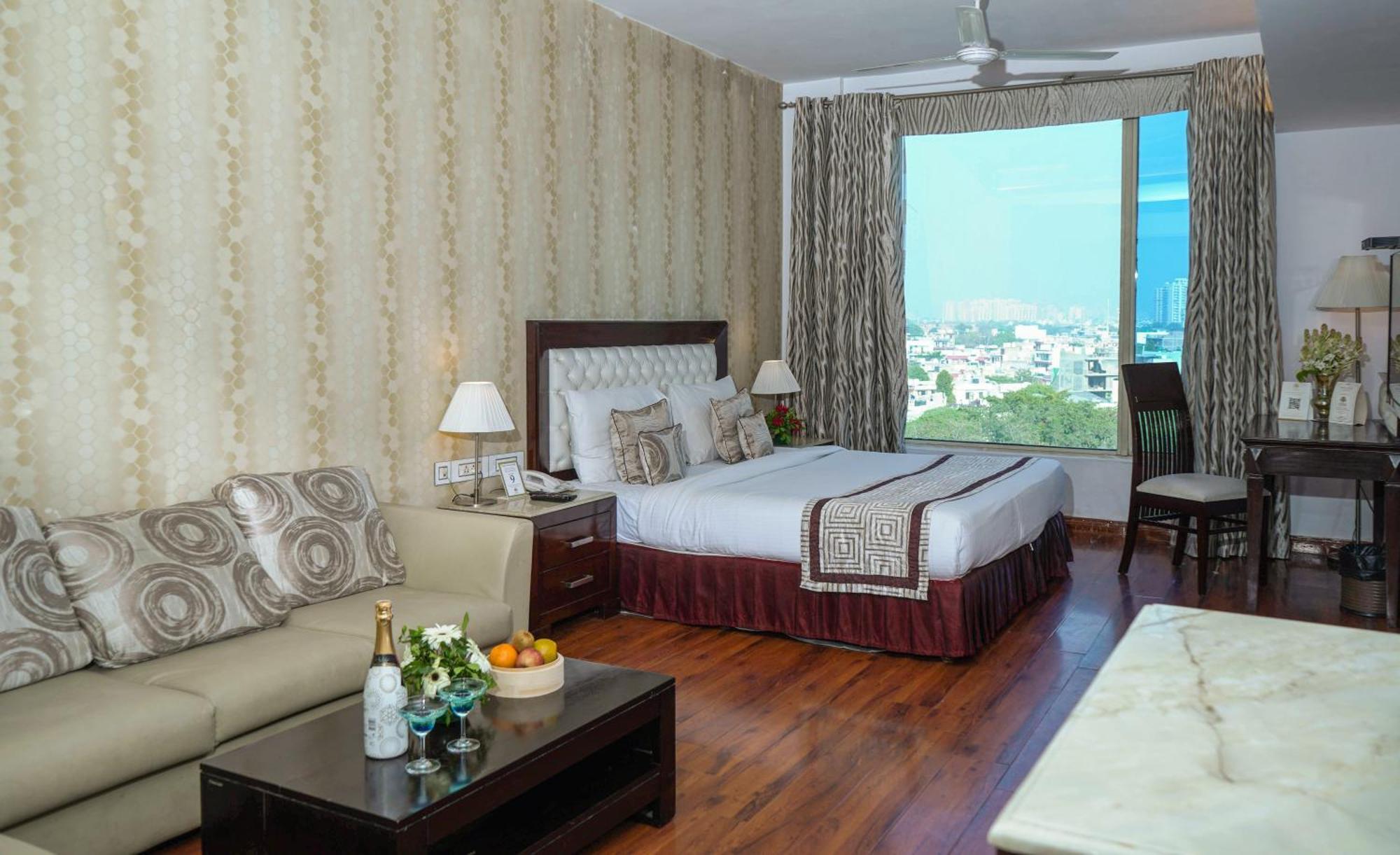 Treehouse Queens Pearl Гургаон Экстерьер фото