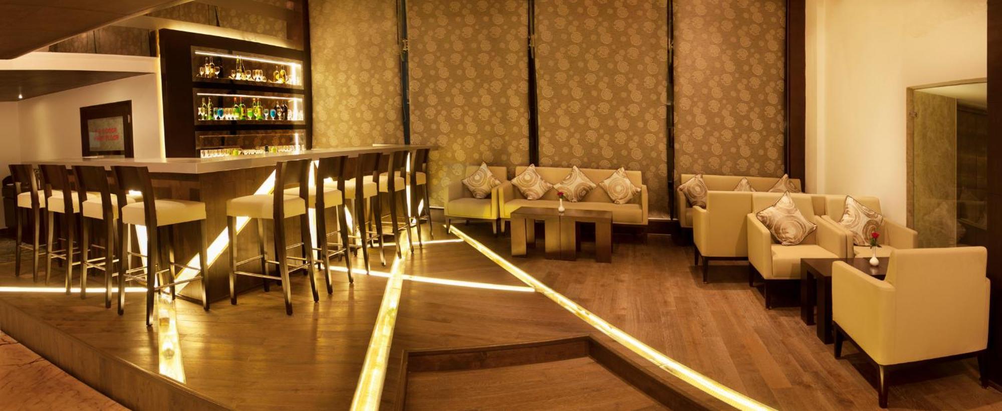 Treehouse Queens Pearl Гургаон Экстерьер фото