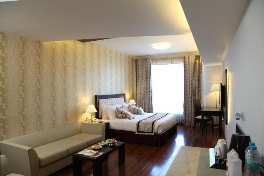 Treehouse Queens Pearl Гургаон Экстерьер фото