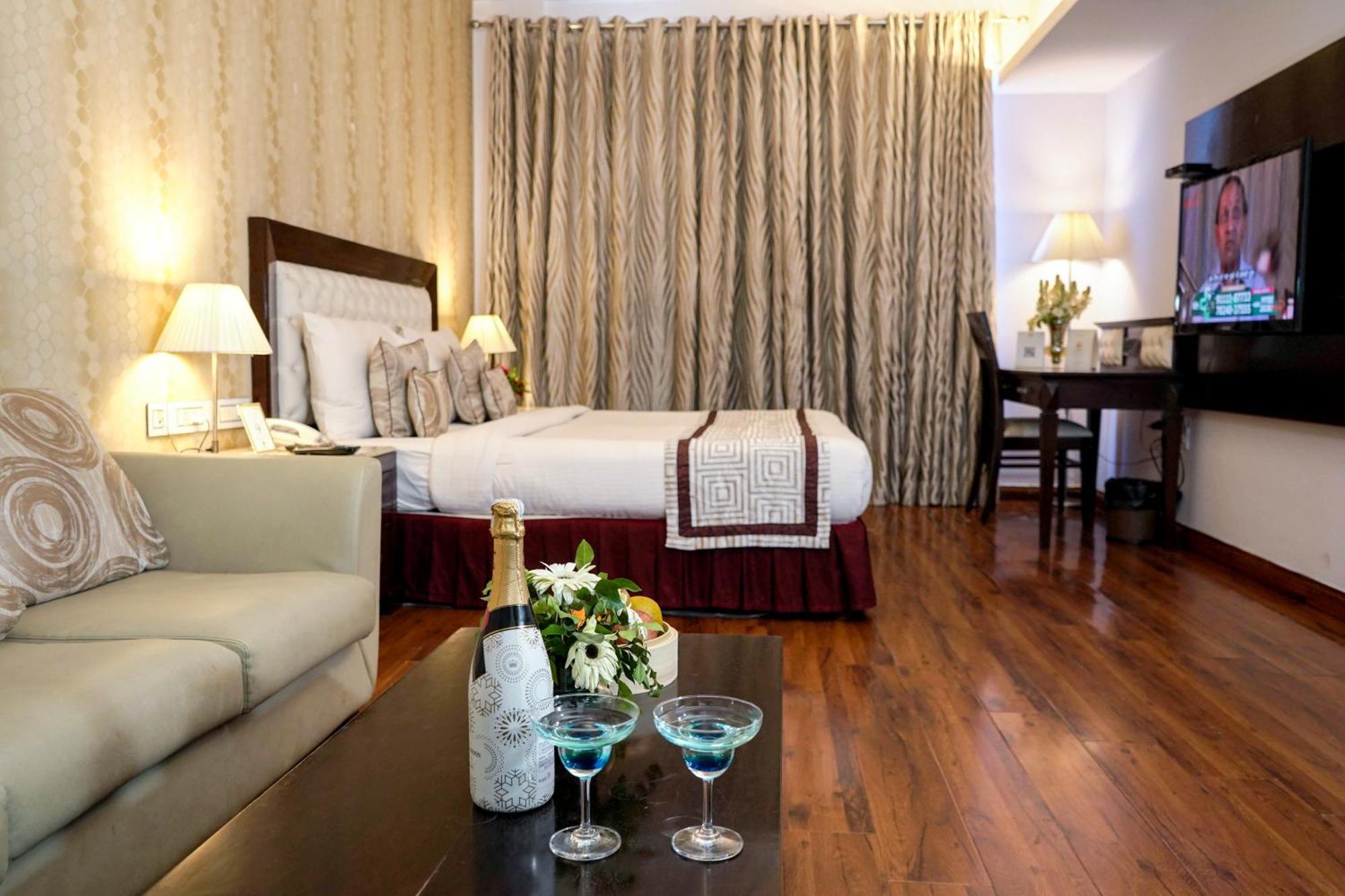 Treehouse Queens Pearl Гургаон Экстерьер фото