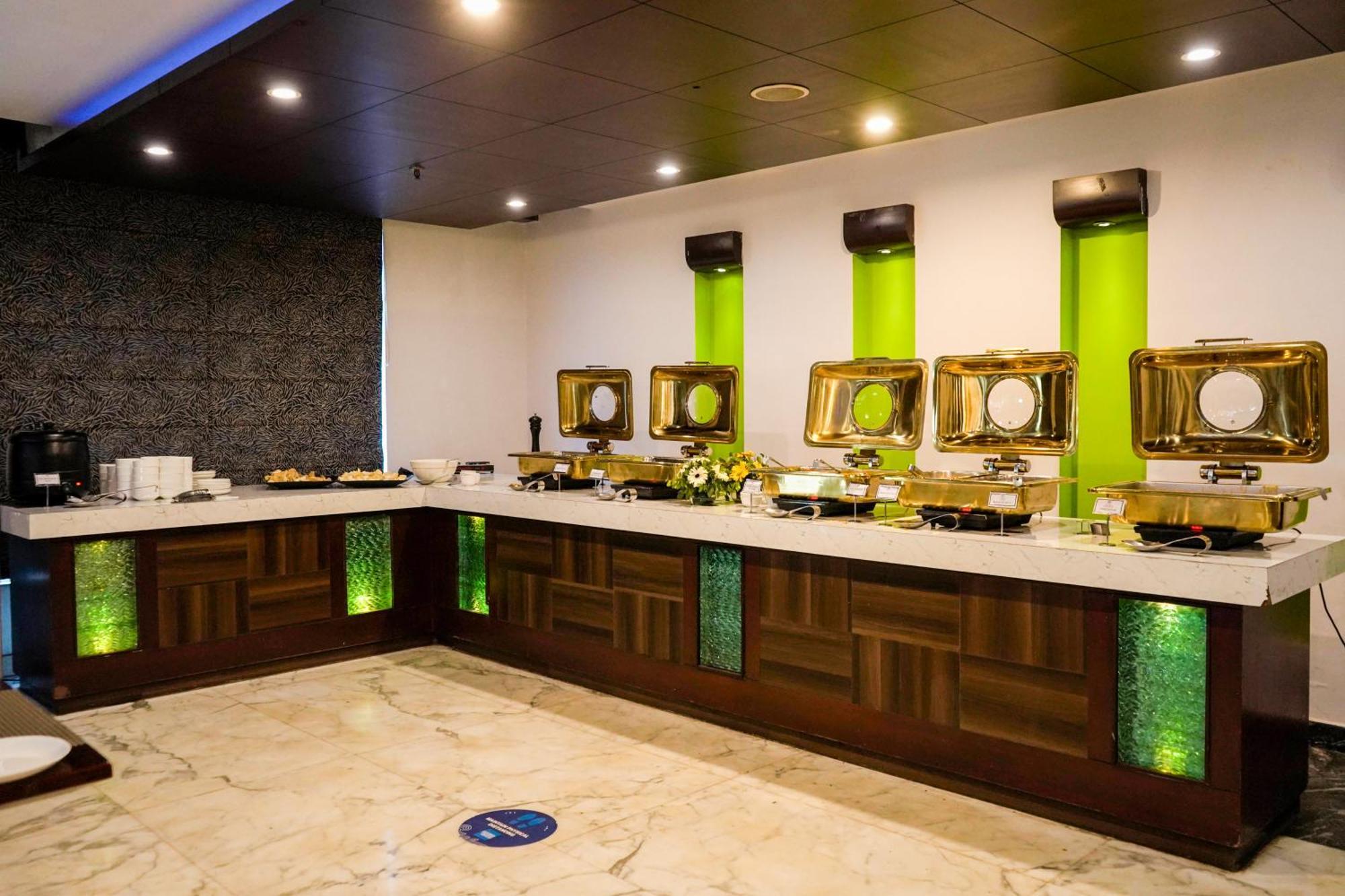 Treehouse Queens Pearl Гургаон Экстерьер фото