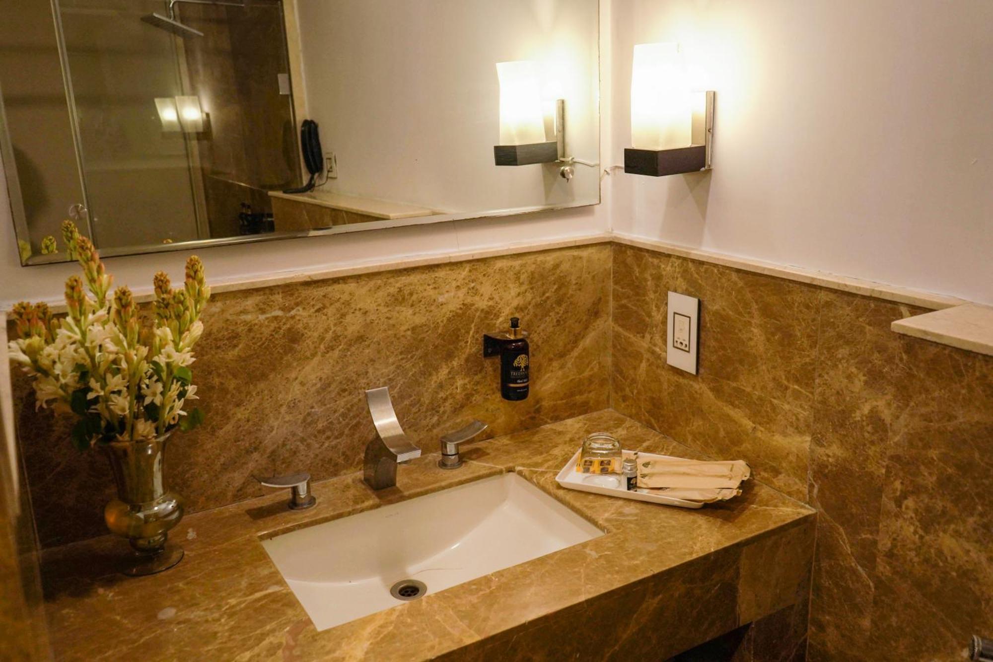 Treehouse Queens Pearl Гургаон Экстерьер фото