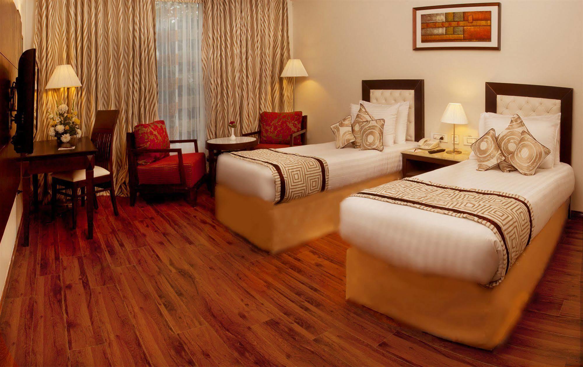 Treehouse Queens Pearl Гургаон Экстерьер фото