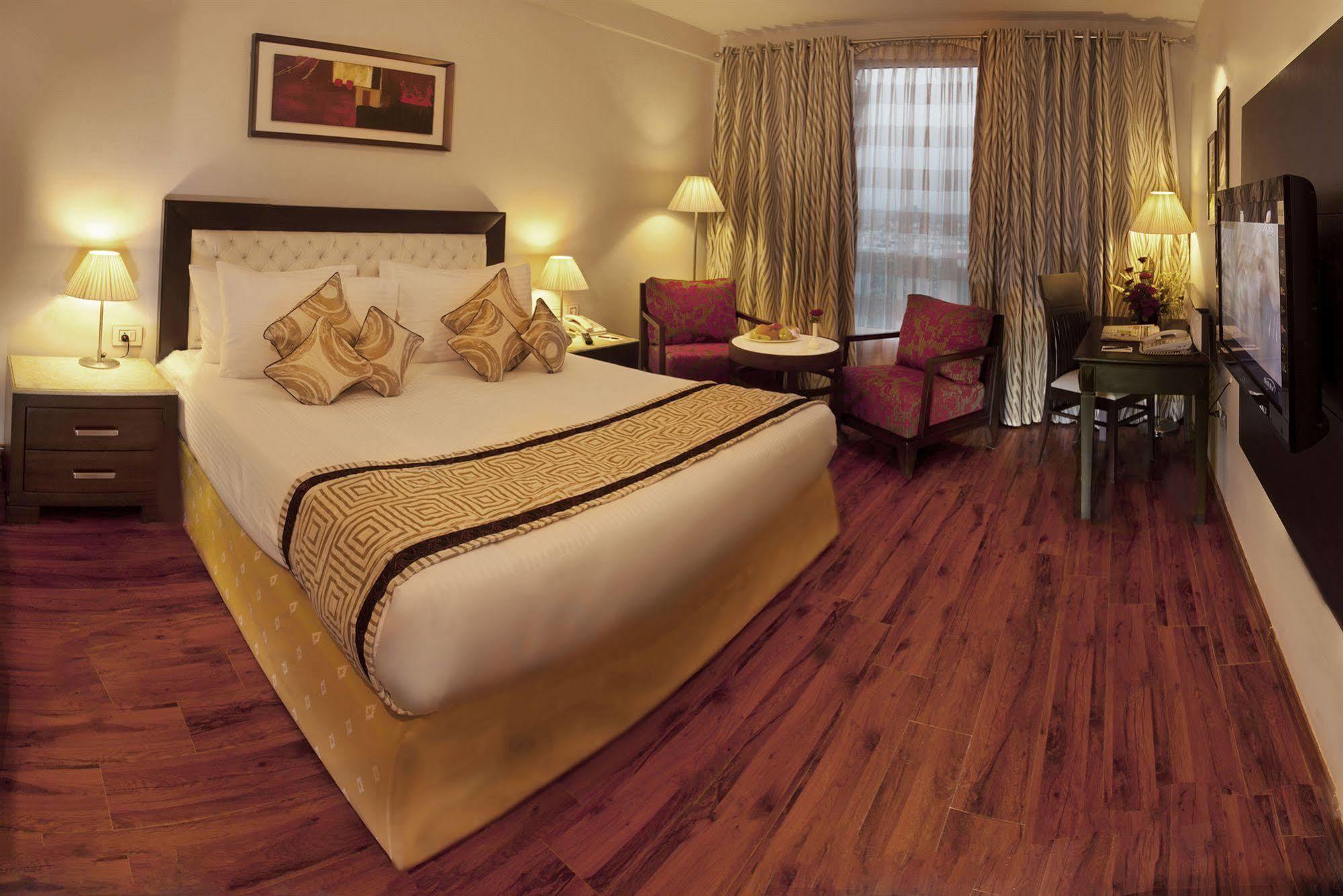 Treehouse Queens Pearl Гургаон Экстерьер фото